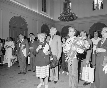 102770 Afbeelding van het zingen van het Engelse volkslied tijdens de ontvangst van de veteranen van het Reconnaissance ...